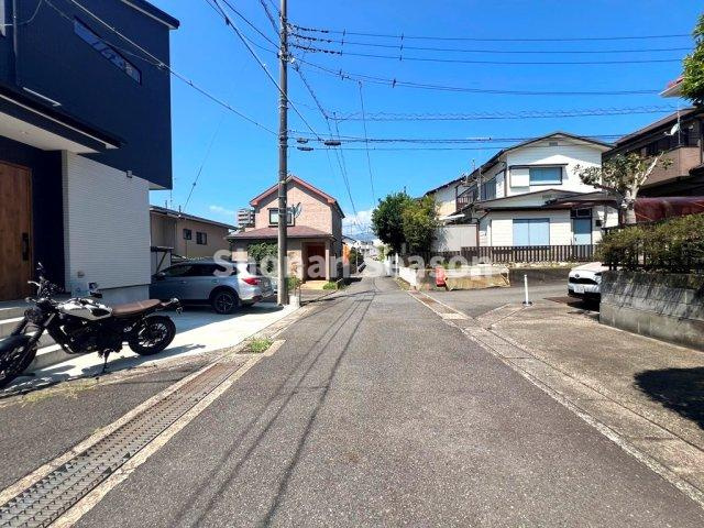 小学校近く、スーパー（徒歩3分）暮らしやすい住環境が広がります♪