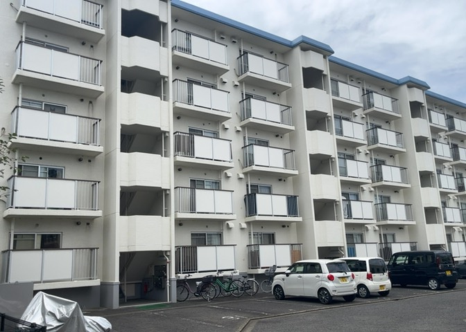 外観はマンション管理がされているかの目安になります。築年数が古いと、壁面は劣化してひび割れが生じることも！建物が古びていても細かいところが修繕されていると、きちんと管理されているなぁと感じるでしょう。