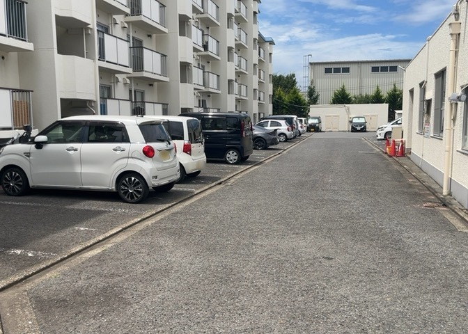 車一台あたりに必要なスペースは、標準サイズの普通自動車で横幅2m50cm、長さ5mは必要になります。ただし、乗降のことも考慮して横幅3m30cm、長さ5m50cmほどは確保できるところを選びましょう。