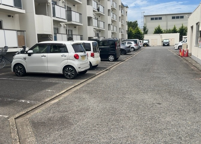 駐車場と明記されていても、最小スペースでつくられた駐車場だと大型車は駐車できなかったり、出入りしにくくなったりする可能性があります。お車のサイズと購入したい物件の駐車場のサイズを現地で確認しましょう。