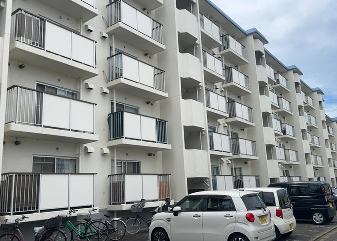 物件によっては、入居者が個人的に使用できる専用庭がついているものもあります。また、住宅の中にある土間の部分を庭と呼ぶこともあります。庭の用途は住む人によって変わり、それによってデザインもさまざまです。