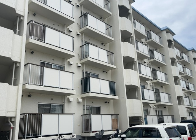 中庭（パティオ）とは、一つの建築物の内部に設けられた、壁などで囲われている庭のことを指します。コの字型、ロの字型が主流ですが、L字型の中庭もあります。最近では、インテリア性の高さからも人気があります。