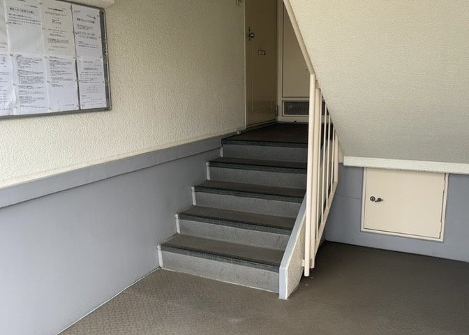 受付はマンションコンシェルジュがいる場合もあれば、管理人が滞在する小部屋を総称して呼ぶことがあります。主にエントランスに設置されていることから、防犯面でも期待ができます。防犯設備がない場合はより安心！