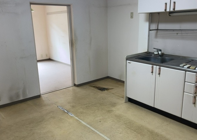 直線タイプはLとDKを一直線に並べた形で対面キッチンのタイプです。一般的なのでよく見かけるかもしれません。直線タイプに似た直接アイランドタイプは、キッチンとダイニングの間に壁がない分広く感じられます。