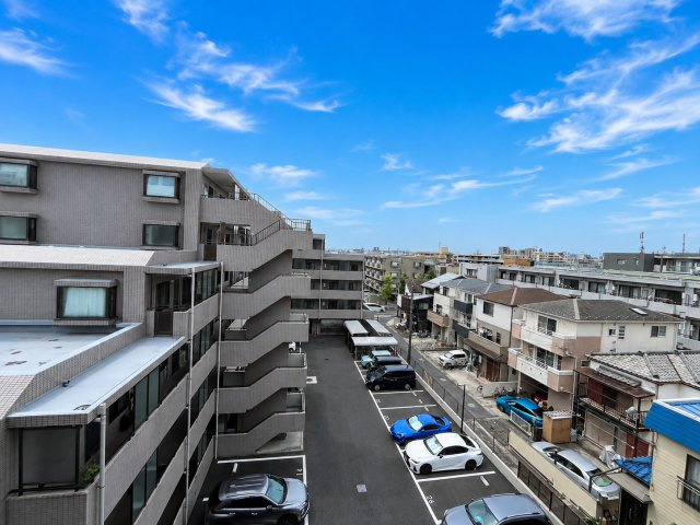 前面が抜けているので開放感がある住戸です。