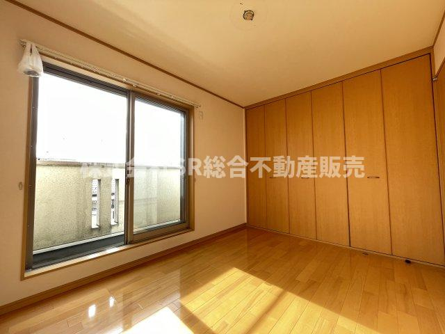 大きな窓から採光たっぷり入るので明るいお部屋です！寝室にいかがでしょうか。