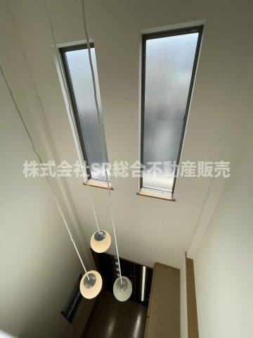 玄関は吹抜けになっており、天井が高く、開放感のある空間です！