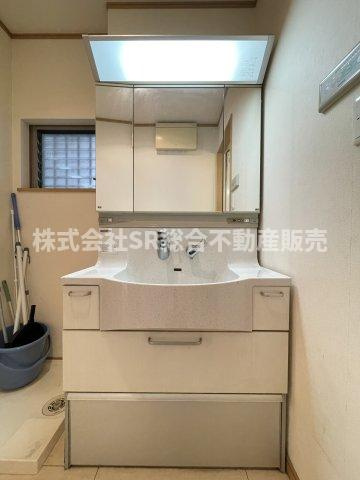 独立洗面台、鏡の裏に小物を置くことができて便利です！