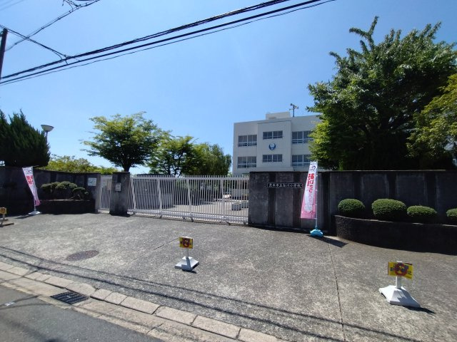 茨木市立白川小学校　徒歩7分（約550ｍ）