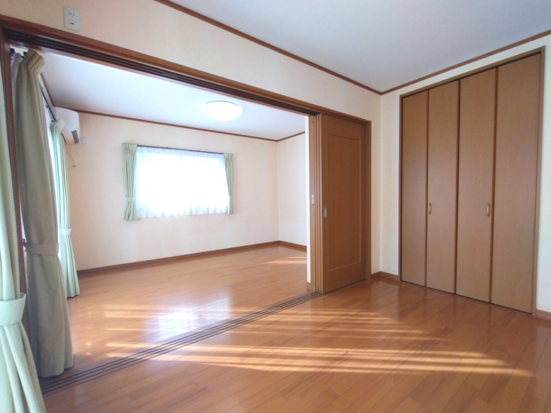 南側から採光のある2階洋室