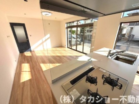 広々としたオープンアイランドキッチンが魅力。開放感のある空間で、ご家族との会話を楽しみながらお料理ができる、心地よいキッチンです。