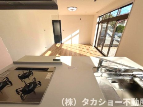 ゆとりある広々としたアイランドキッチン。家族とのコミュニケーションが取りやすく、料理をしながらリビングまで見渡せる開放的な空間です。