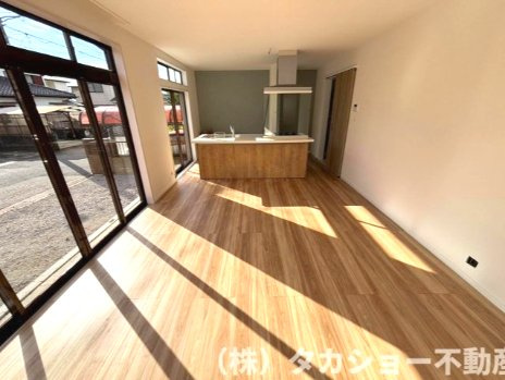 開放感あふれる広々としたアイランドキッチン。使い勝手の良さはもちろん、家族やゲストとの会話も弾む、暮らしの中心となる魅力的な空間です。