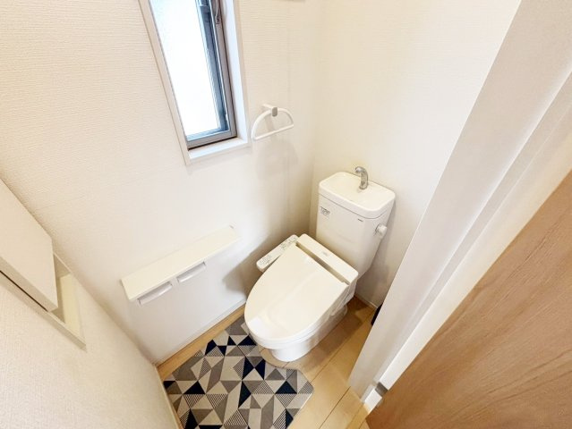 トイレには快適な温水洗浄便座がついております。