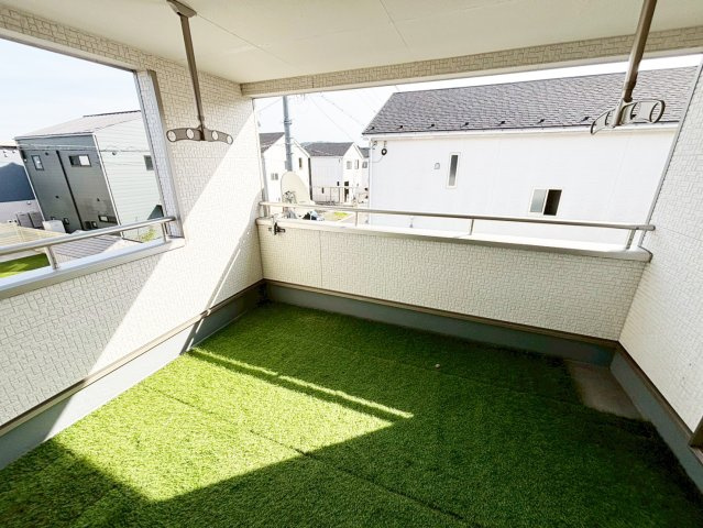 広々したバルコニーは洗濯干しに助かります