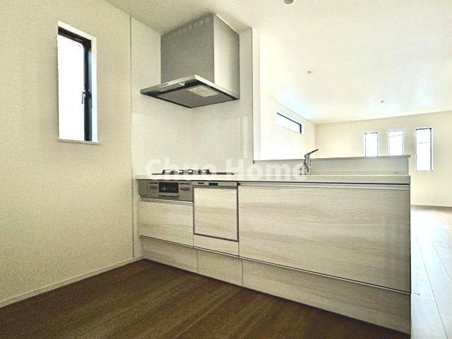ワイドで収納豊富なシステムキッチン