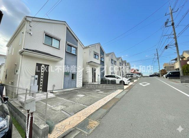 駐車もしやすい前面6ｍ道路。運転が少し苦手な方でも安心！