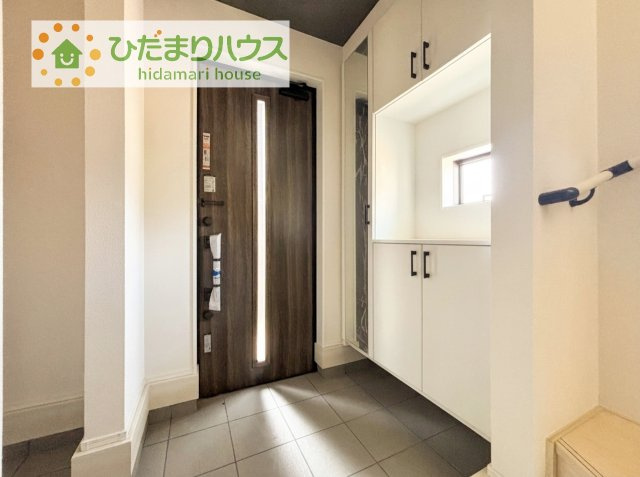 毎日「行ってきます」「ただいま」をいう玄関は明るく光が差し込みます♪