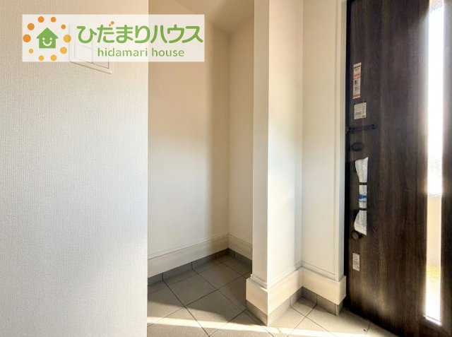 シューズクロークは、レインコートやベビーカー、ゴルフバッグなど大きな荷物を置けるので、　いつでも玄関を綺麗に保てます(*^-^*)
