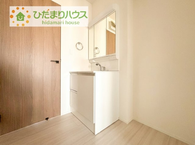三面鏡の大きな鏡は憧れます(^^♪　鏡の後ろは収納となっていて、細かいものでも収納できるのでスッキリと整理できます！