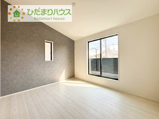 バルコニーに面していて、たっぷり光りの入る明るい主寝室です！