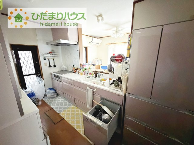 冷蔵庫を開けてもリビングから見えないので来客時も安心♪