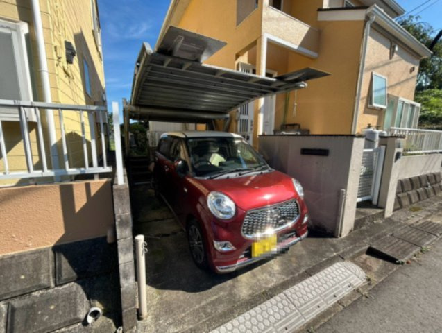 駐車場と明記されていても、最小スペースでつくられた駐車場だと大型車は駐車できなかったり、出入りしにくくなったりする可能性があります。お車のサイズと購入したい物件の駐車場のサイズを現地で確認しましょう。