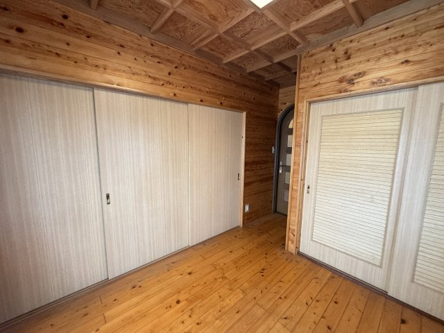 全面に木材をあしらったぬくもりある洋室。和室と隣接しており、引き戸を開ければゆとりある一体空間として活用できます。採光、通風ともに良好で、収納も備わっており、使い勝手の良いお部屋です。