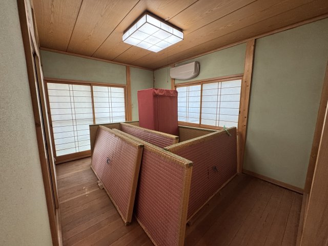 落ち着いた緑の壁面と木の天井が印象的な6帖和室。2面採光で明るく、通風も良好です。バルコニーに面しており、布団干しや換気にも便利。個室、書斎や趣味室など多目的に活用できる使い勝手の良い一室です。