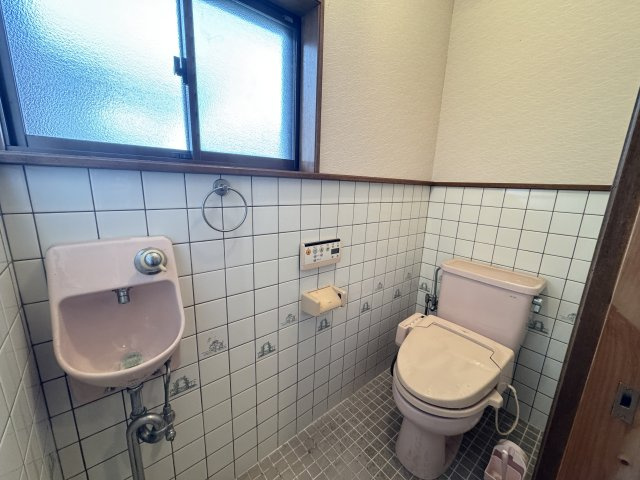 2階にもトイレを完備しており、家族が多いご家庭でも朝の混雑を軽減できます。窓付きで自然光が入り、換気もしやすい設計です。手洗い器も備わっているため、すぐに手を洗えて衛生的です。