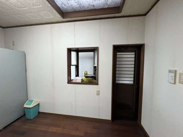 キッチン横には勝手口を備えており、外への出入りがスムーズな設計。買い物後の荷物の搬入やゴミ出しも最短動線で行え、家事効率が高まります。窓付きで換気もしやすく、調理中のにおい対策にも配慮されています。
