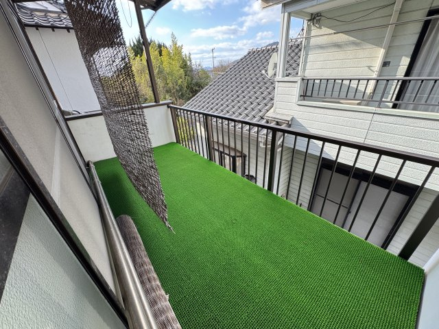 2部屋から出入り可能な2WAYバルコニー。動線がスムーズで、洗濯物干しも効率よく行えます。奥行きがあり、外の空気を感じながらリフレッシュできる空間。陽当たりも良く、日常使いに便利なバルコニーです。