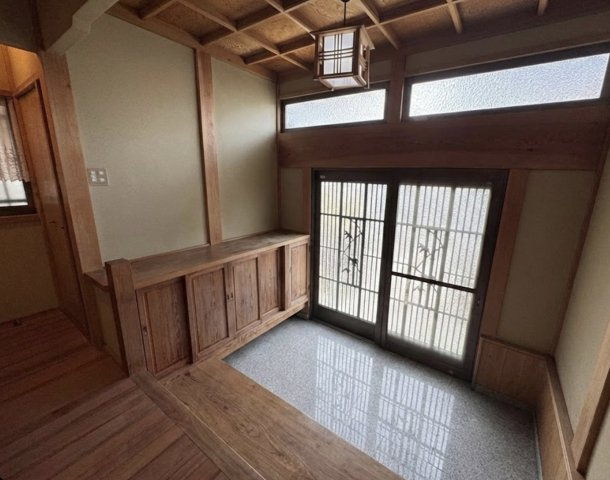 広々とした玄関には収納力のある靴箱を設置。木目の美しい建具が落ち着いた雰囲気を演出し、家族分の靴もすっきり整理できます。カウンター付きで、鍵やインテリア小物の置き場にも便利なスペースです。