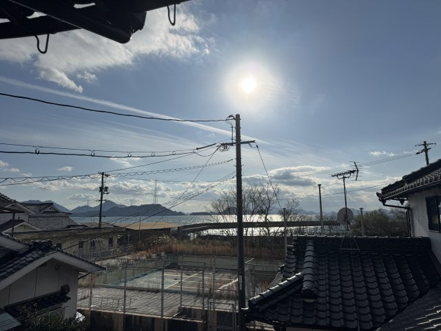 開けた空と水辺のきらめきを望む、開放感あふれるロケーション。遠くに広がる海と山並みが日常に癒しを与えてくれます。陽当たりも良く、季節ごとに表情を変える自然を身近に感じられる住環境です。