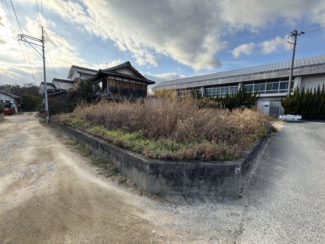 重厚感ある瓦屋根と深い軒が印象的な和風住宅。堂々とした佇まいが街並みに映え、趣を感じさせます。石積みの外構や植栽が、プライバシーにも配慮。和の住まいをお探しの方にぜひご覧いただきたい一邸です。