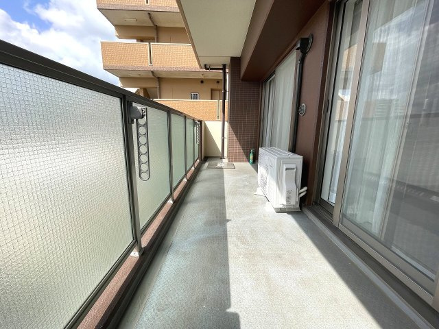 光と風を誘う窓やバルコニーが、快適な住空間を感じさせる