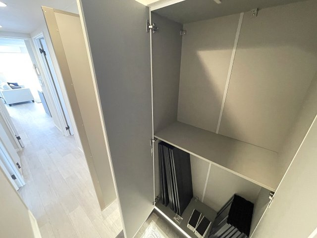 靴の種類に応じて棚の高さを変えられます。
