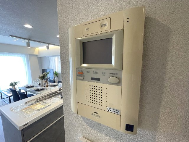 TVモニター付インターホンのため訪問者がひと目で分かります※画像の家具・照明・小物等は販売対象に含みません。