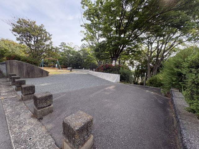 目の前の公園です！階段を下りれば福工大前駅までショートカットできます。