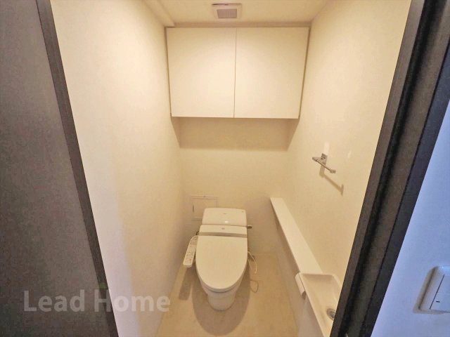 上部に便利な吊戸棚が付いたトイレです。トイレットペーパーやお掃除用具をすっきり収納できます♪