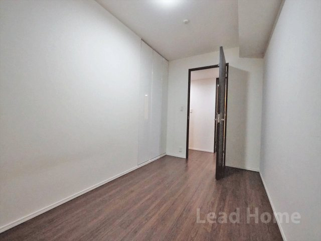 すっきりとした縦型の洋室です。ベッドやデスクの配置がしやすくお子様部屋にもぴったりです！