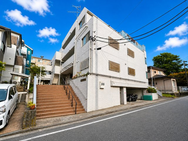 ◆堂々とした佇まいが魅力のマンション。第一印象から好感を持てる外観です。　