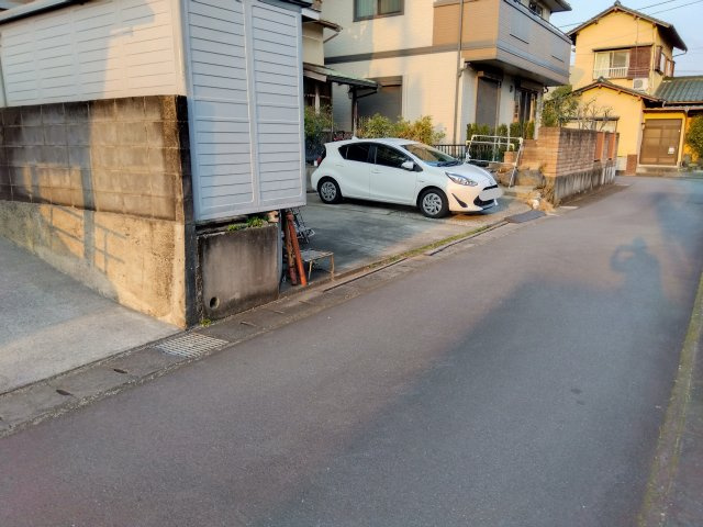 近くにスーパー・ドラッグストア・コンビニがあります。生活利便性の高い土地になっています。