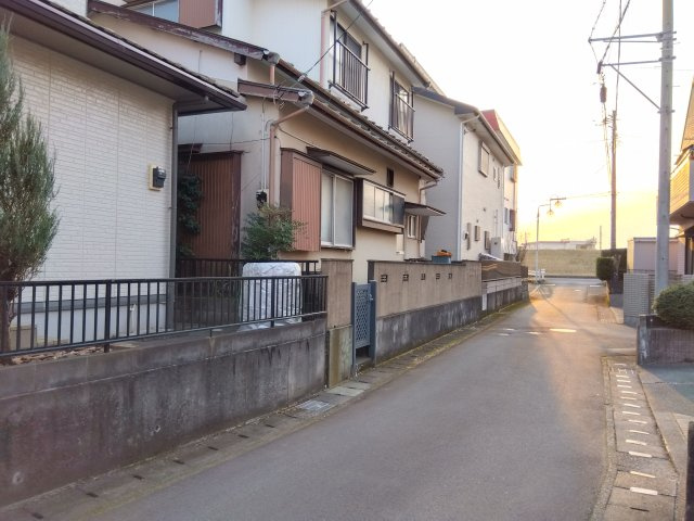 閑静な住宅地に位置しているので静かで落ち着いた雰囲気です。車通りが少なく騒音も気にならない穏やかな環境です。