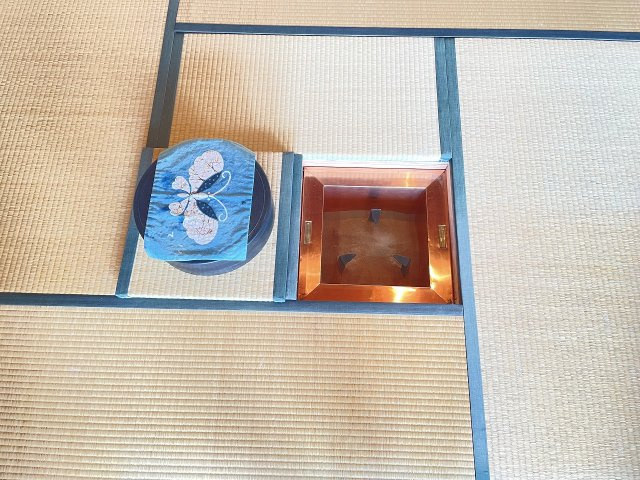 畳の下には炉もあり趣味のお茶を堪能できます。