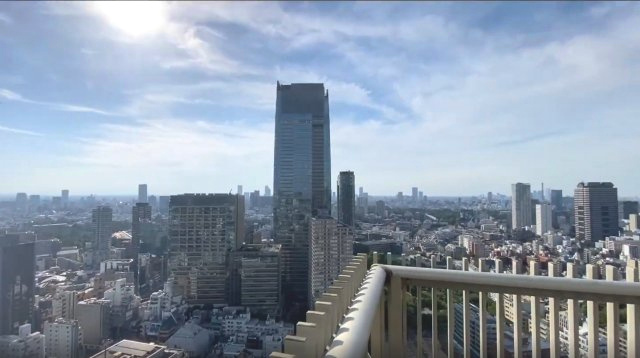 都会の景色を見晴らすダイナミックな眺望。圧倒的なスケールの絶景を日常にできる贅沢な特等席です。
