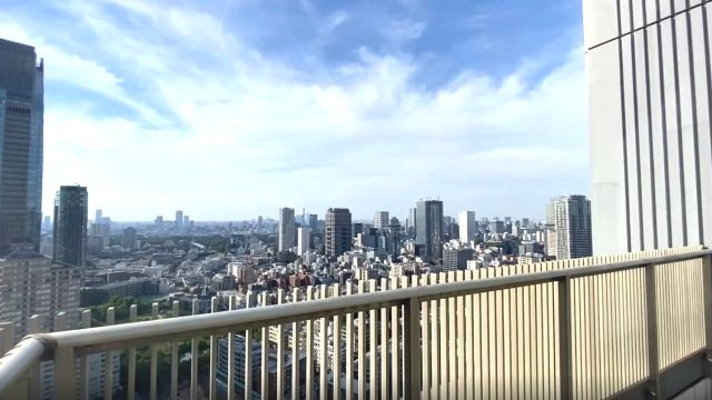 見晴らしの良いバルコニーからは、広く抜けた青空と都会の街並みを一望。開放感に満ちた眺望です。
