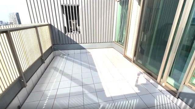 広々としたタイル張りのバルコニー。チェアを置いて景色を眺めながら、優雅な時間を過ごせます。