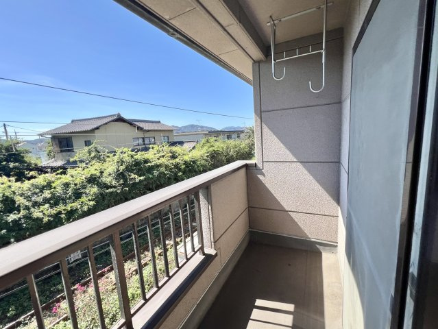 屋外の空気や日差しを身近に感じられるベランダです。周辺の景色を眺めながら気分転換もでき、室内で過ごす時間に加えて、外の開放感を楽しめるスペースです。電車が横を通過するため、鉄道が好きな方におすすめ。