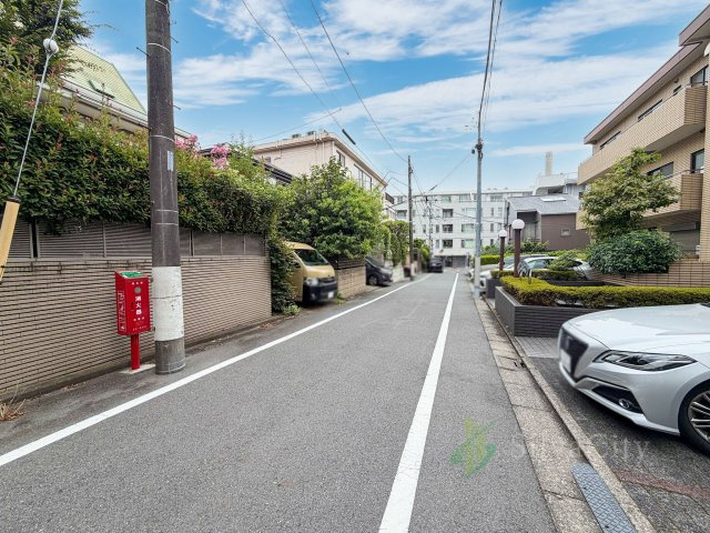 南側道路に面し、日当り良好！幅員約5.4ｍの為駐車も楽々です。